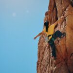 034-lifestyle-galaxy-watch-ultra-titaniumgray-rock-climbing