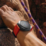 035-lifestyle-galaxy-watch-ultra-titaniumgray-rock-climbing
