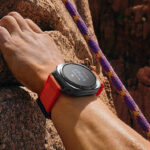 036-lifestyle-galaxy-watch-ultra-titaniumgray-rock-climbing